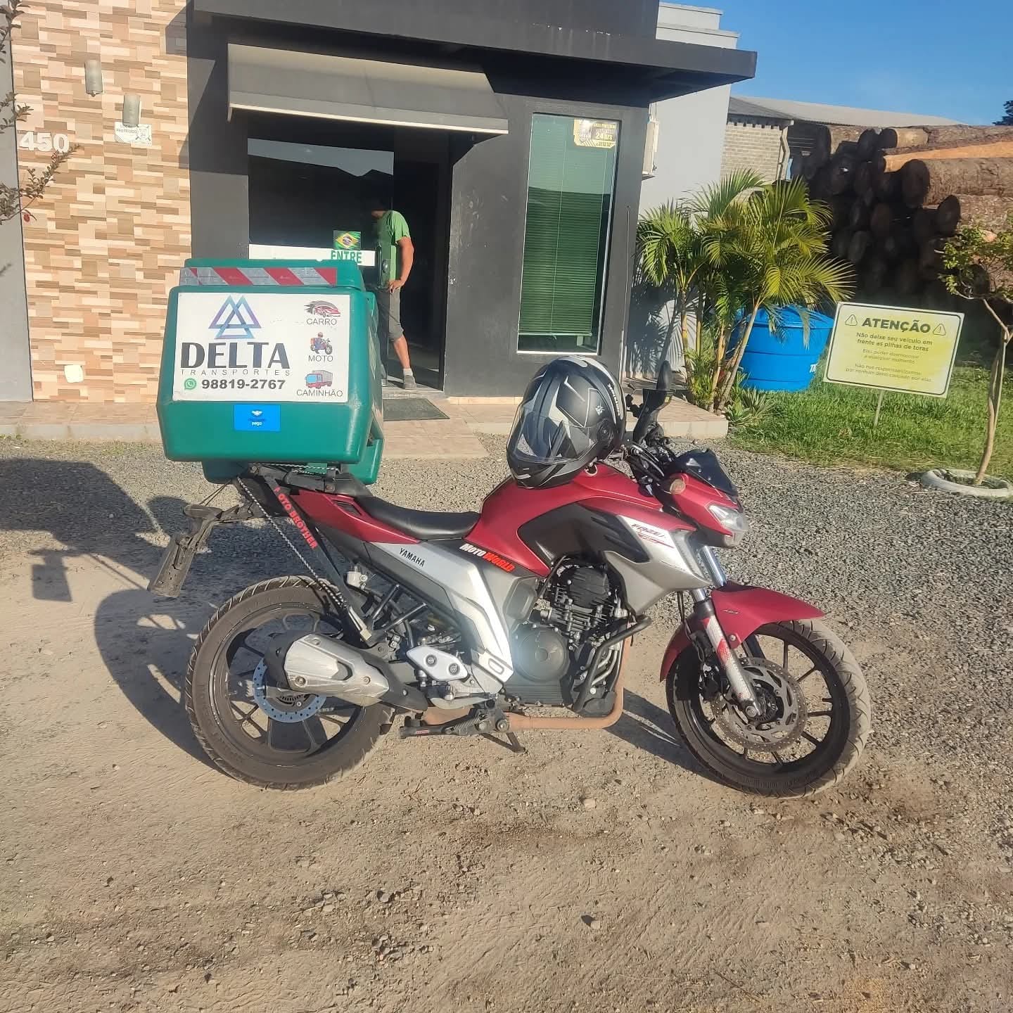 Moto Delta Transportes realizando entrega